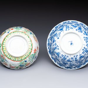 A Chinese blue and white bowl with floral design and a famille verte bowl, Kangxi — photo 7