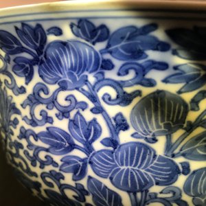 A Chinese blue and white bowl with floral design, Kangxi mark and of the period — photo 13