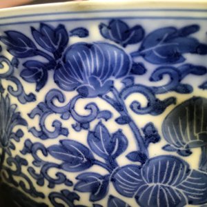 A Chinese blue and white bowl with floral design, Kangxi mark and of the period — photo 14