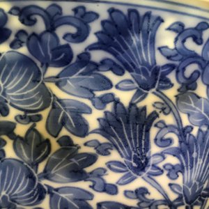 A Chinese blue and white bowl with floral design, Kangxi mark and of the period — photo 16