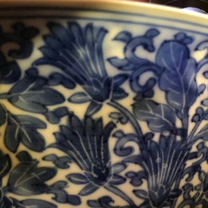 A Chinese blue and white bowl with floral design, Kangxi mark and of the period — photo 18