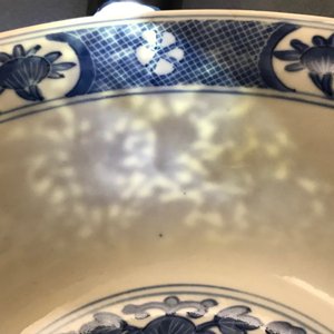 A Chinese blue and white bowl with floral design, Kangxi mark and of the period — photo 20