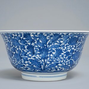 A Chinese blue and white bowl with floral design, Kangxi mark and of the period — photo 4