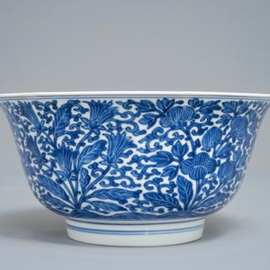 A Chinese blue and white bowl with floral design, Kangxi mark and of the period — photo 5