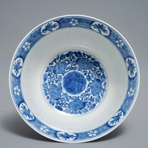 A Chinese blue and white bowl with floral design, Kangxi mark and of the period — photo 6