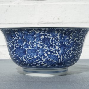 A Chinese blue and white bowl with floral design, Kangxi mark and of the period — photo 9