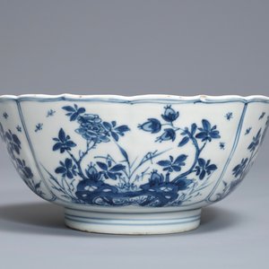 A Chinese blue and white bowl with floral design, Kangxi — photo 2