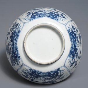 A Chinese blue and white bowl with floral design, Kangxi — photo 6