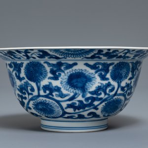 A Chinese blue and white bowl with floral scrolls, Kangxi — photo 4