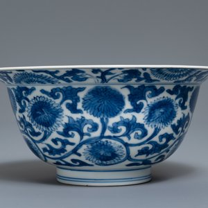 A Chinese blue and white bowl with floral scrolls, Kangxi — photo 5