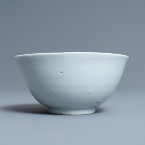 A Chinese blue and white bowl with matte-glazed exterior, Fu mark, Ming — photo 5