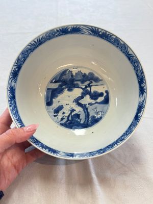 A Chinese blue and white bowl with scholars among cranes and deer, Kangxi mark and of the period — 照片 1