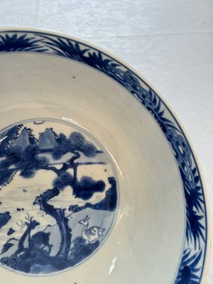 A Chinese blue and white bowl with scholars among cranes and deer, Kangxi mark and of the period — 照片 4