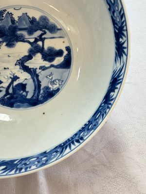 A Chinese blue and white bowl with scholars among cranes and deer, Kangxi mark and of the period — 照片 5