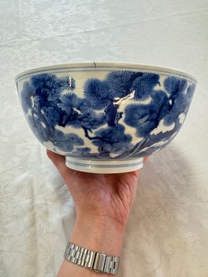 A Chinese blue and white bowl with scholars among cranes and deer, Kangxi mark and of the period — 照片 9