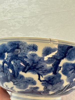 A Chinese blue and white bowl with scholars among cranes and deer, Kangxi mark and of the period — 照片 10