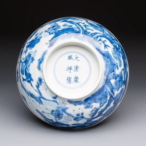 A Chinese blue and white bowl with scholars among cranes and deer, Kangxi mark and of the period — 照片 7