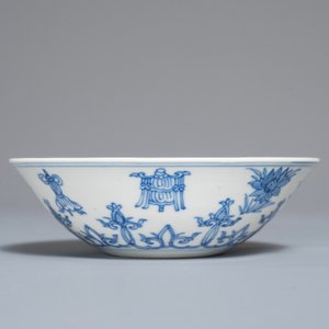 A Chinese blue and white bowl with taoist symbols, Jiajing mark, Kangxi — photo 3