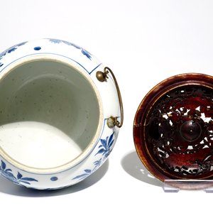 A Chinese blue and white bowl with wooden cover and bronze handles, Kangxi — 照片 5
