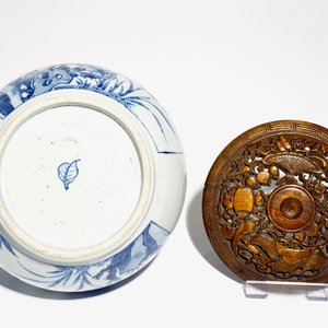 A Chinese blue and white bowl with wooden cover and bronze handles, Kangxi — 照片 6