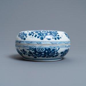 A Chinese blue and white box and cover, Kangxi — photo 3