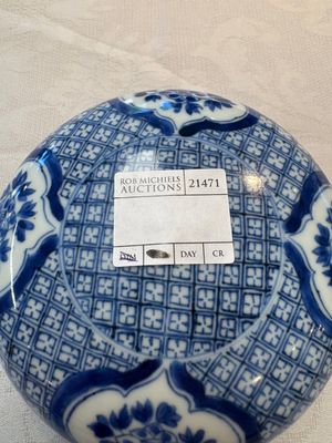 A Chinese blue and white box and cover with floral design, artemisia leaf mark, Kangxi — photo 1
