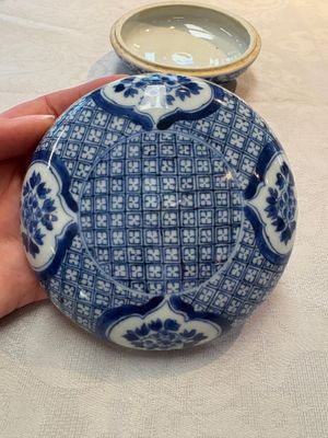 A Chinese blue and white box and cover with floral design, artemisia leaf mark, Kangxi — photo 2