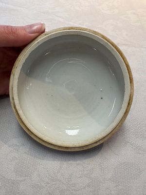 A Chinese blue and white box and cover with floral design, artemisia leaf mark, Kangxi — photo 4