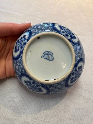 A Chinese blue and white box and cover with floral design, artemisia leaf mark, Kangxi — photo 5