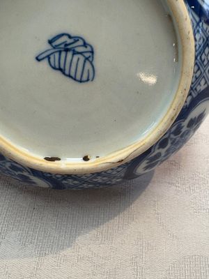 A Chinese blue and white box and cover with floral design, artemisia leaf mark, Kangxi — photo 6