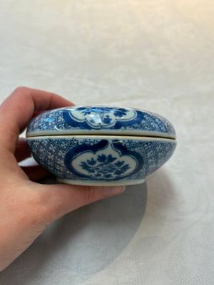 A Chinese blue and white box and cover with floral design, artemisia leaf mark, Kangxi — photo 7