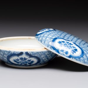 A Chinese blue and white box and cover with floral design, artemisia leaf mark, Kangxi — photo 1
