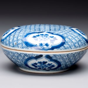 A Chinese blue and white box and cover with floral design, artemisia leaf mark, Kangxi — photo 2