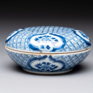 A Chinese blue and white box and cover with floral design, artemisia leaf mark, Kangxi — photo 3