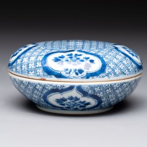 A Chinese blue and white box and cover with floral design, artemisia leaf mark, Kangxi — photo 4