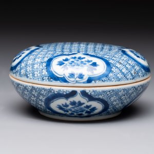 A Chinese blue and white box and cover with floral design, artemisia leaf mark, Kangxi — photo 5