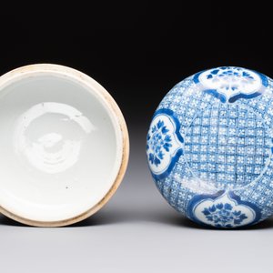 A Chinese blue and white box and cover with floral design, artemisia leaf mark, Kangxi — photo 6