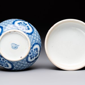 A Chinese blue and white box and cover with floral design, artemisia leaf mark, Kangxi — photo 7