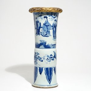 A Chinese blue and white bronze-mounted gu vase, Kangxi — 照片 1