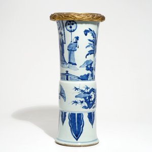 A Chinese blue and white bronze-mounted gu vase, Kangxi — 照片 3