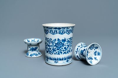 A Chinese blue and white brush pot and a pair of sanders, Kangxi