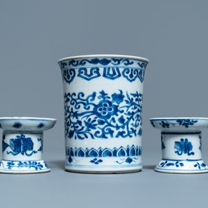 A Chinese blue and white brush pot and a pair of sanders, Kangxi — 照片 2