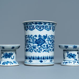 A Chinese blue and white brush pot and a pair of sanders, Kangxi — 照片 5
