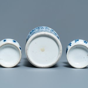 A Chinese blue and white brush pot and a pair of sanders, Kangxi — 照片 7