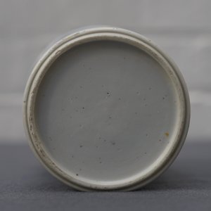 A Chinese blue and white brush pot with 'antiquities' design, Kangxi — 照片 16