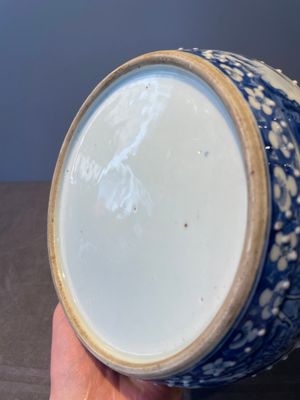 A Chinese blue and white brush washer and two seal paste boxes and covers, Qianlong mark, 19th C. — 照片 14