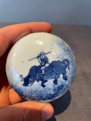 A Chinese blue and white brush washer and two seal paste boxes and covers, Qianlong mark, 19th C. — 照片 17