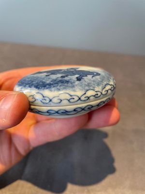 A Chinese blue and white brush washer and two seal paste boxes and covers, Qianlong mark, 19th C. — 照片 19