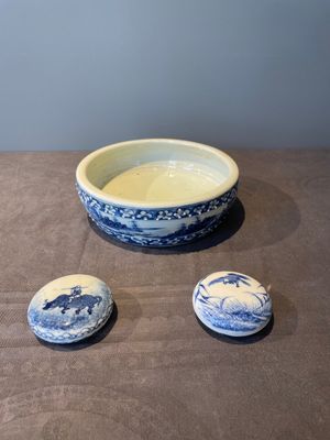 A Chinese blue and white brush washer and two seal paste boxes and covers, Qianlong mark, 19th C. — 照片 2