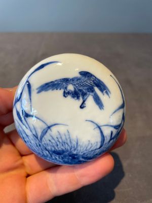 A Chinese blue and white brush washer and two seal paste boxes and covers, Qianlong mark, 19th C. — 照片 26